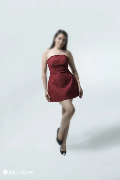 مینی‌ مجلسی تمام گیپور با یقه دکلته و تزئین‌شده با مروارید