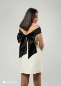 مینی مجلسی با یقه آف شولدر و طرح پاپیون در پشت لباس