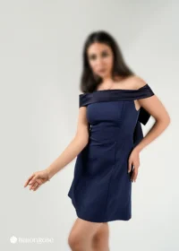 مینی مجلسی با یقه آف شولدر و طرح پاپیون در پشت لباس