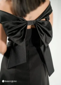 مینی مجلسی با یقه آف شولدر و طرح پاپیون در پشت لباس