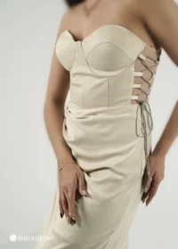 پیراهن ماکسی ساتن با بالاتنه دکلته و بندهای نگین‌دار ضربدری