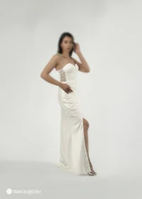 پیراهن ماکسی ساتن با بالاتنه دکلته و بندهای نگین‌دار ضربدری