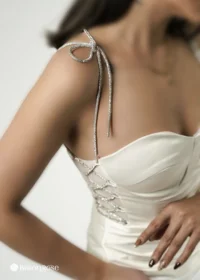 پیراهن ماکسی ساتن با بالاتنه دکلته و بندهای نگین‌دار ضربدری