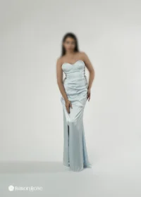 پیراهن ماکسی ساتن با بالاتنه دکلته و بندهای نگین‌دار ضربدری