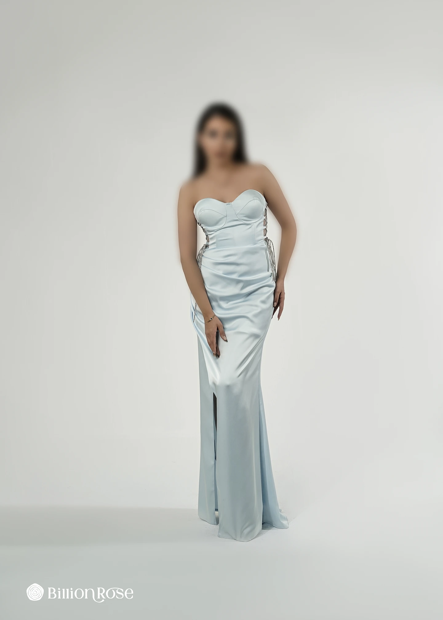 2989 پیراهن ماکسی ساتن با بالاتنه دکلته و بندهای نگیندار ضربدری