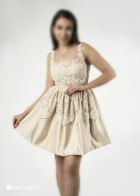 لباس کوتاه مجلسی با یقه خشتی باز