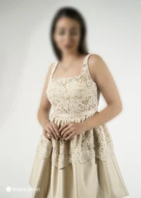 لباس کوتاه مجلسی با یقه خشتی باز