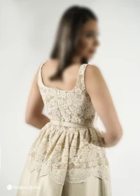 لباس کوتاه مجلسی با یقه خشتی باز