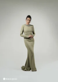 ماکسی پوشیده کرپ با یقه جواهردوزی شده و پشت بندی