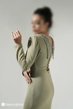 ماکسی پوشیده کرپ با یقه جواهردوزی شده و پشت بندی