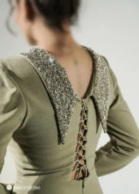 ماکسی پوشیده کرپ با یقه جواهردوزی شده و پشت بندی