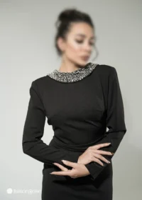 ماکسی پوشیده کرپ با یقه جواهردوزی شده و پشت بندی