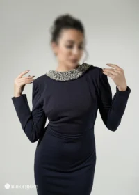 ماکسی پوشیده کرپ با یقه جواهردوزی شده و پشت بندی