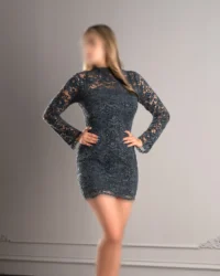 پیراهن مجلسی کوتاه دانتل آستین بلند مدل یقه ایستاده