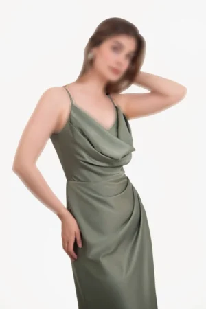 لباس بلند مجلسی ساتن با یقه دراپه و سرشانه بندی